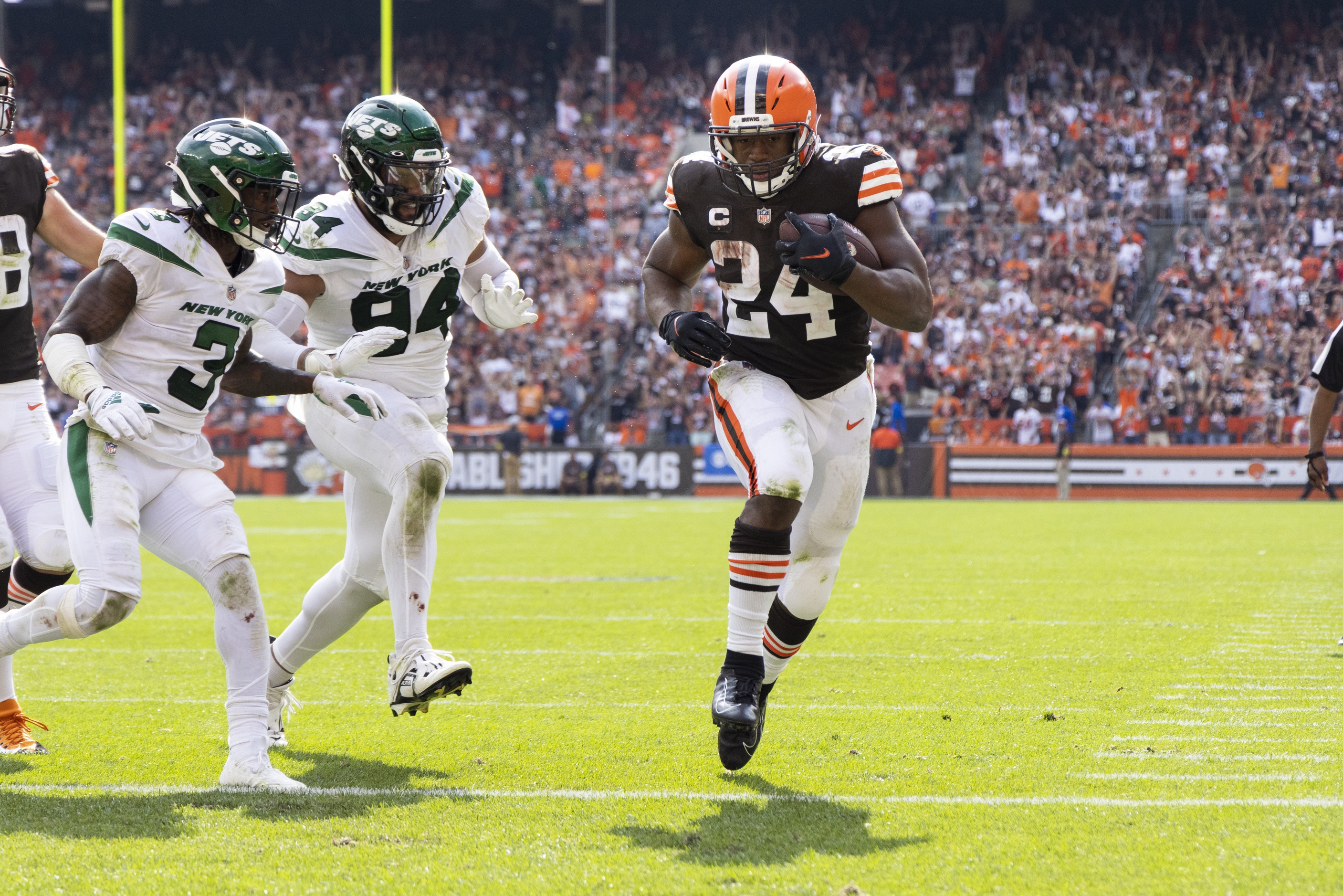 Jets score two late touchdowns for stunning win over Browns