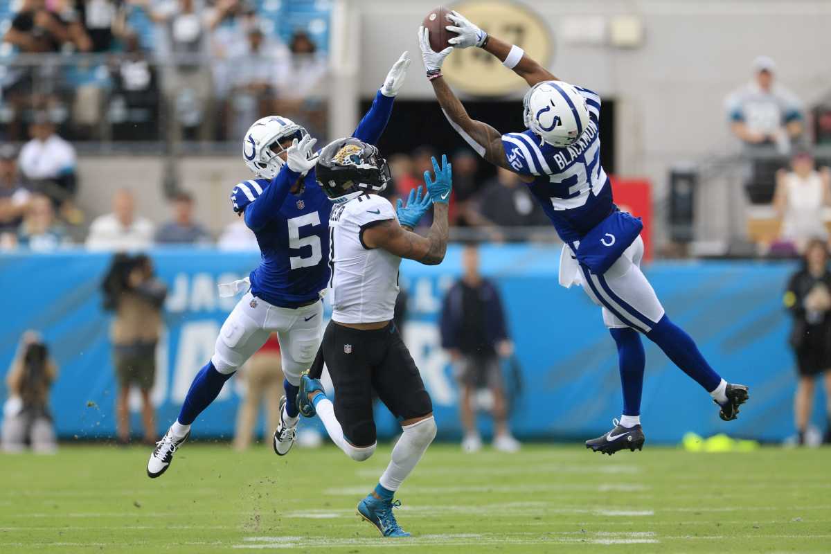 Indianapolis Colts offensive tackle Matt Pryor (69) walks onto the field  for an NFL football game against the Jacksonville Jaguars, Sunday, Sept. 18,  2022, in Jacksonville, Fla. (AP Photo/Gary McCullough Stock Photo - Alamy