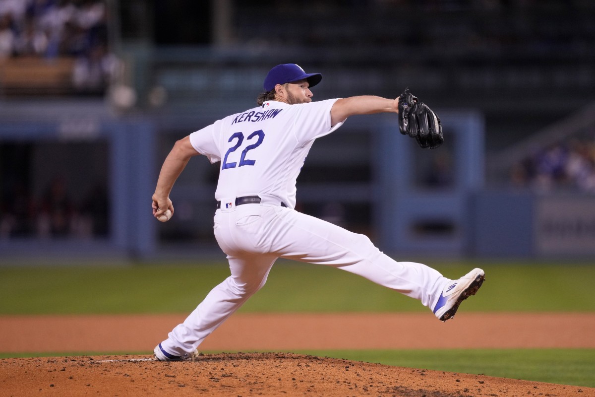 🤣 Dodgers Teammates imitate Clayton Kershaw's iconic pitching