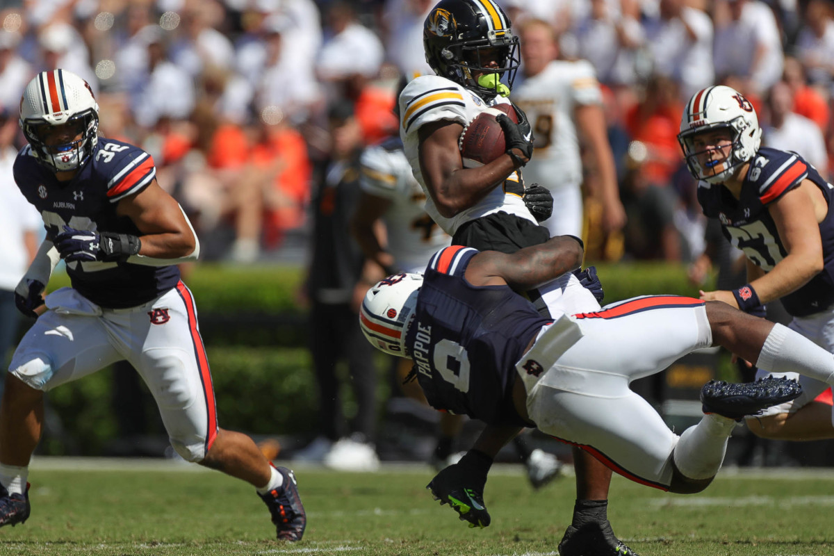 Owen Pappoe makes a tackle vs Missouri.