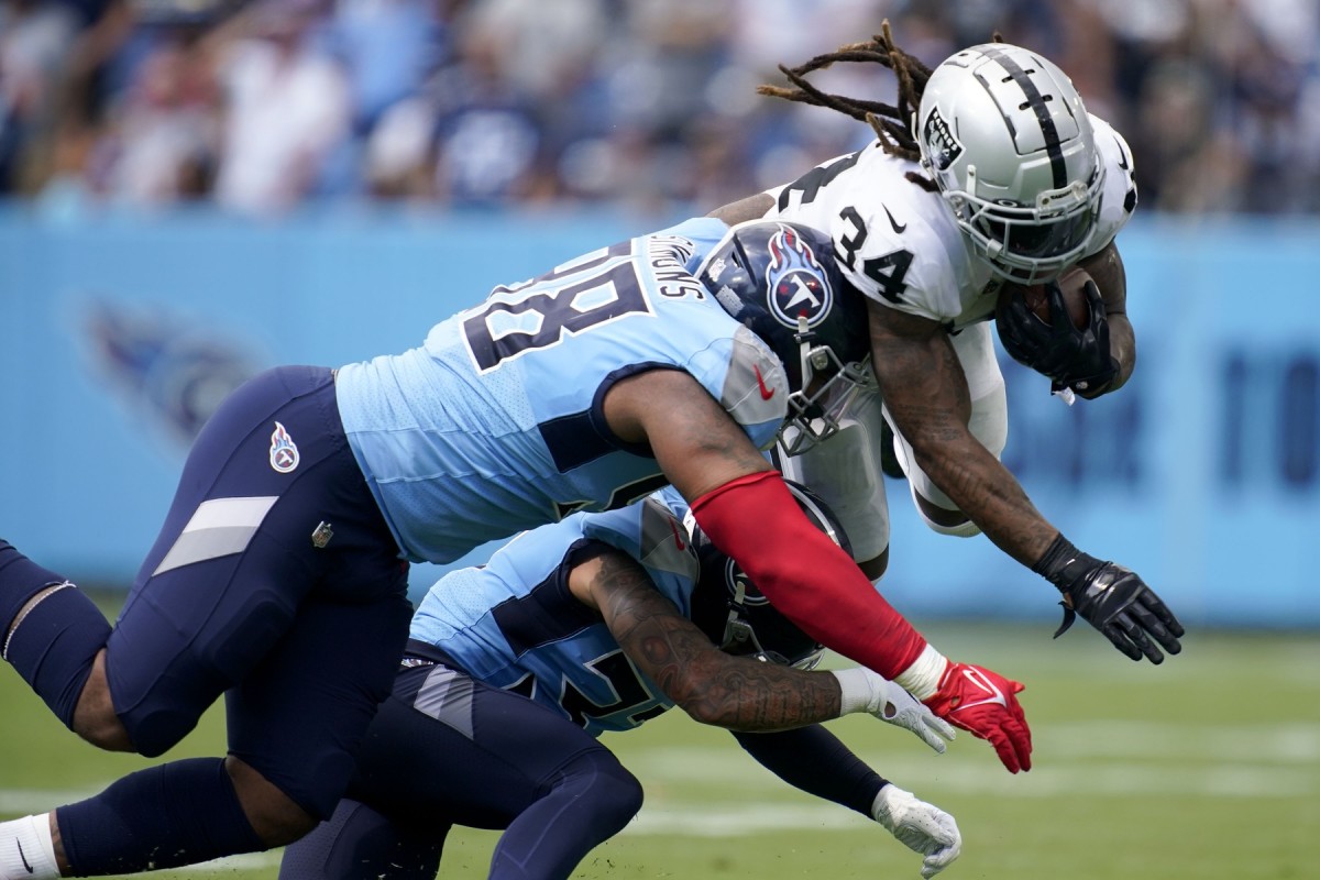 Titans win 4th straight, 42-21 over Raiders