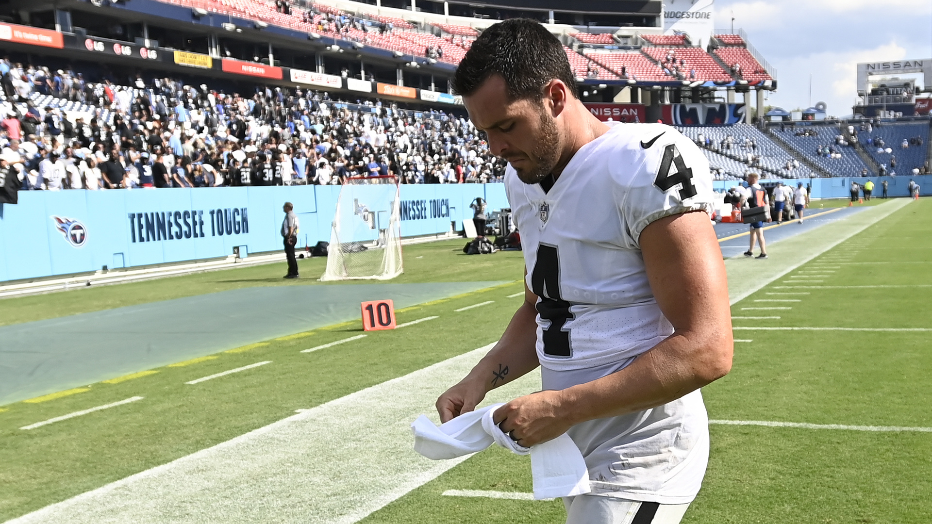 Derek Carr fights back tears at podium after Raiders lose to Colts