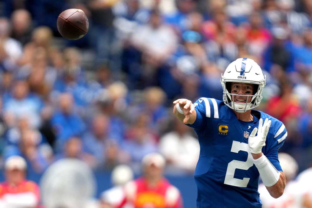 Indianapolis, Indiana, USA. 25th Sep, 2022. Kansas City Chiefs quarterback  Patrick Mahomes (15) passes the ball during NFL football game action  between the Kansas City Chiefs and the Indianapolis Colts at Lucas