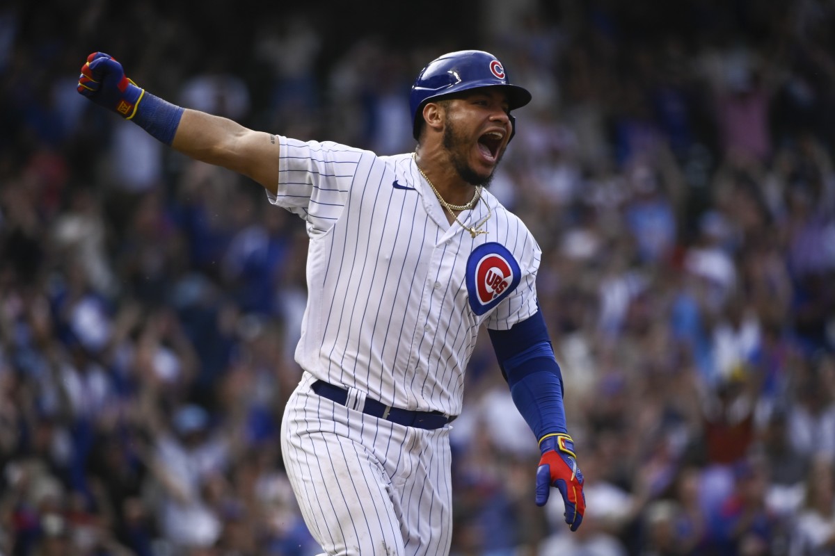 Willson Contreras gets one more salute from Cubs' teammates before