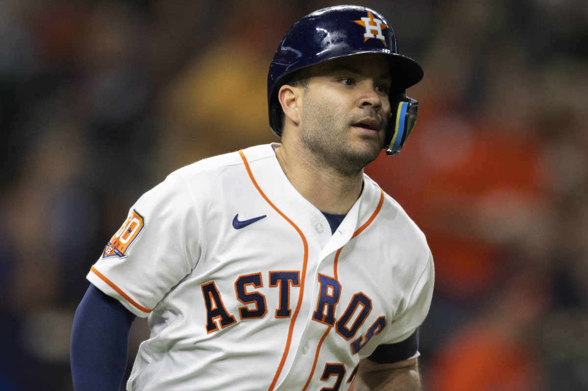 Altuve hits 3 HRs, Astros rout Rangers for outright division lead