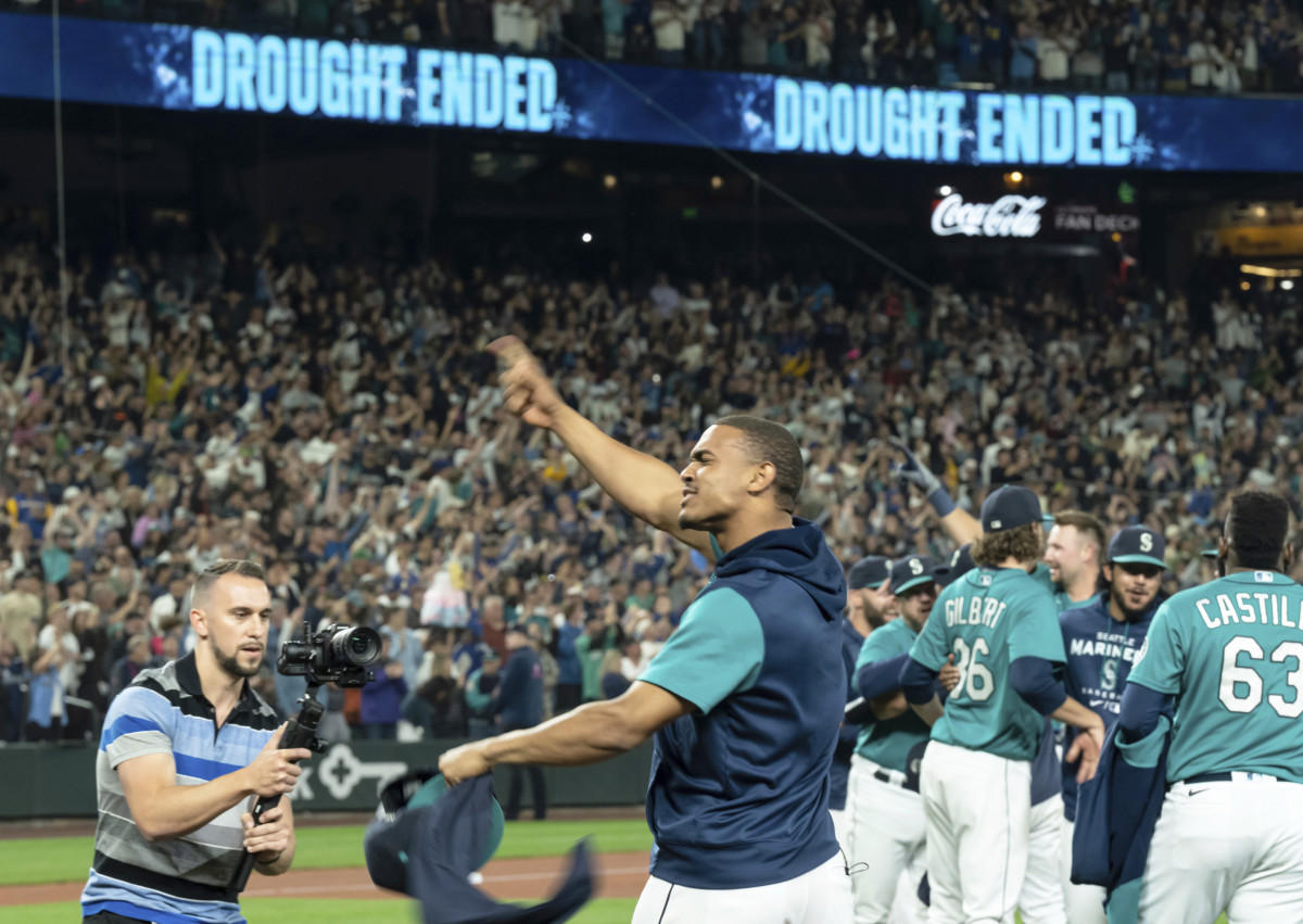 MLB on X: DROUGHT. ENDED. For the first time in twenty one years, the  Mariners are headed to the postseason. #CLINCHED  /  X