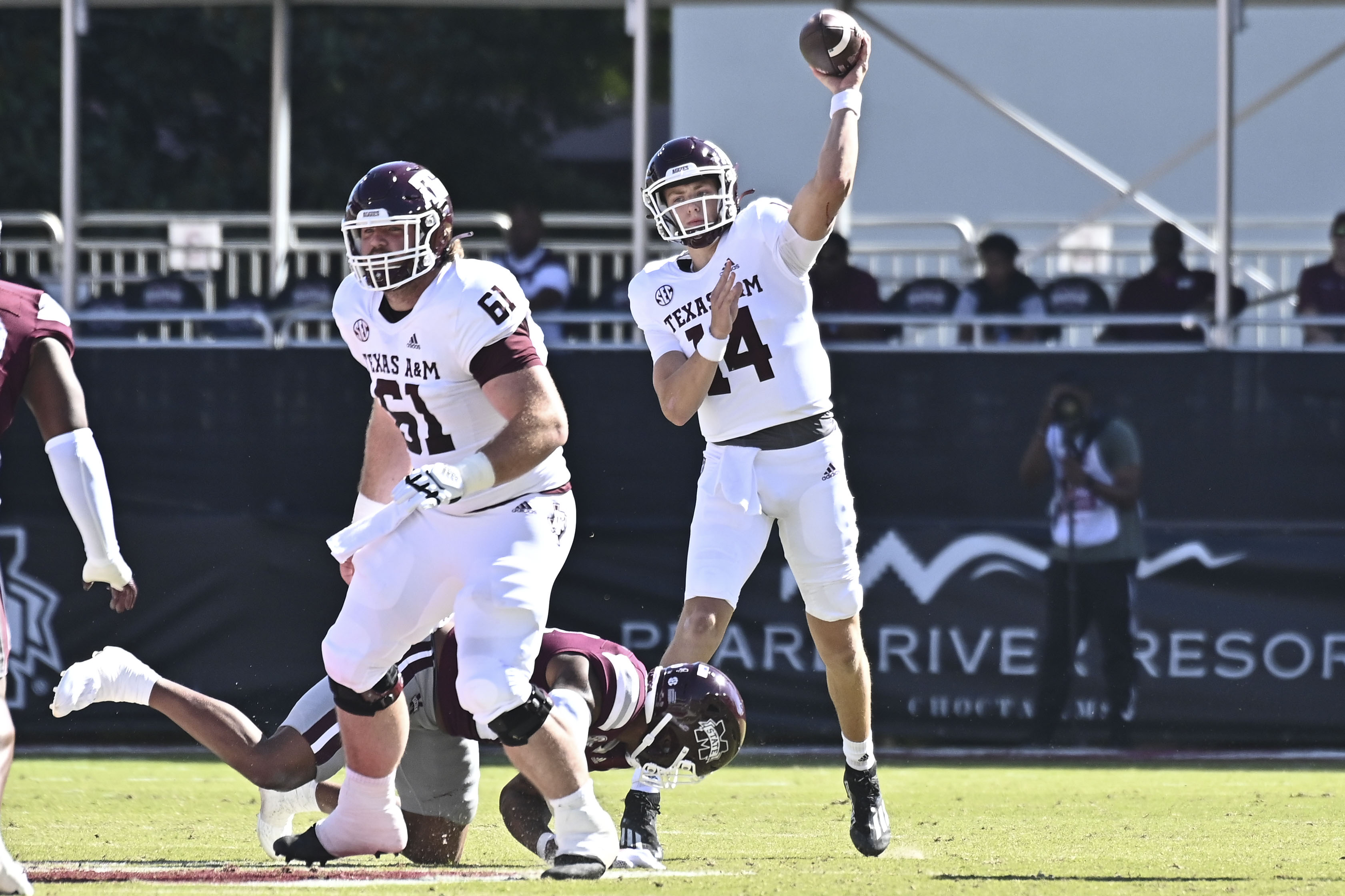 Max Johnson Leads Texas A&M Aggies to 17-6 Halftime Lead vs