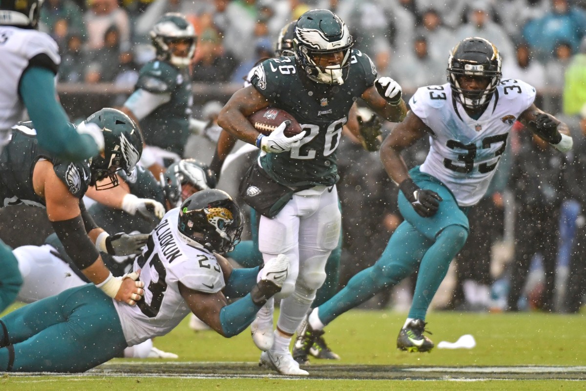 Eagles' best start in 18 years in gutsy, rain-soaked win over Jaguars