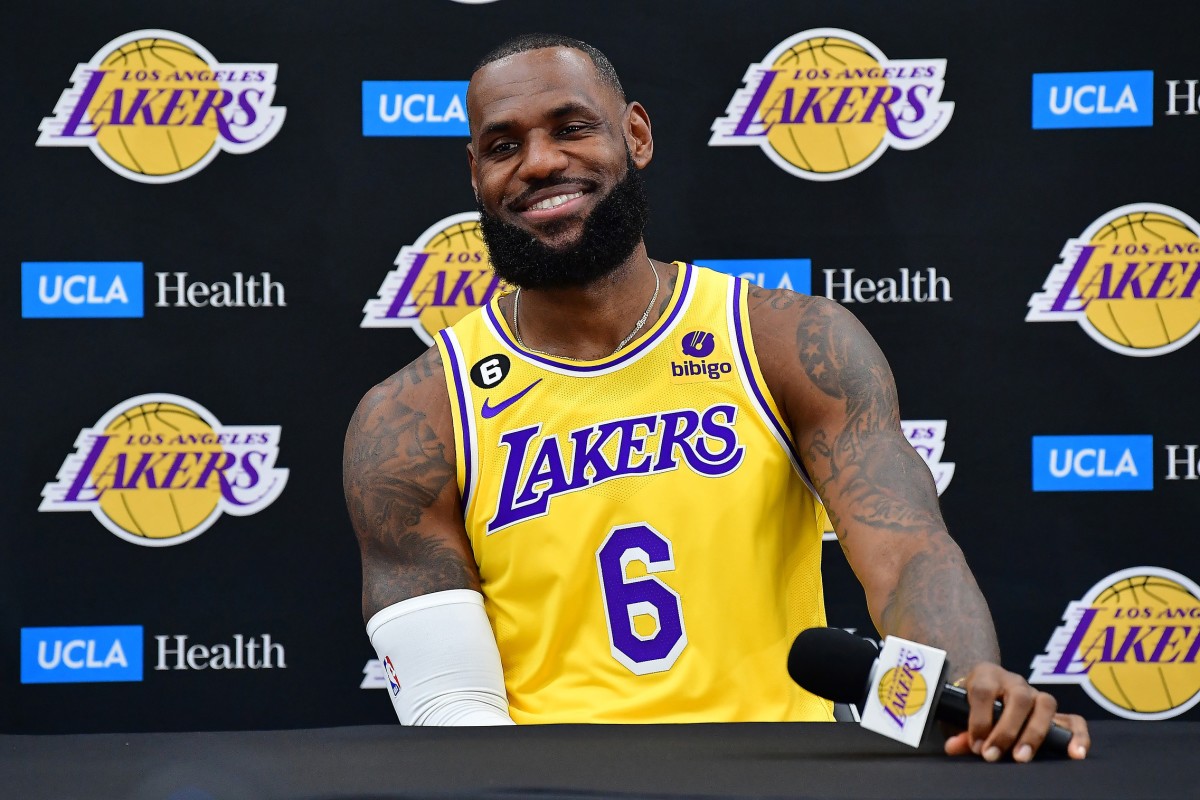 LeBron James Appears to Reveal New Lakers Jersey Number on Twitter