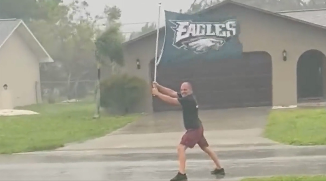 eagle fans throwing batteries｜TikTok Search