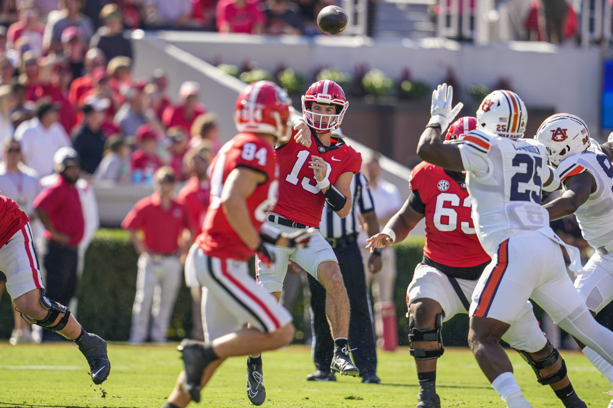 Stetson Bennett throws to Ladd McConkey vs Auburn.