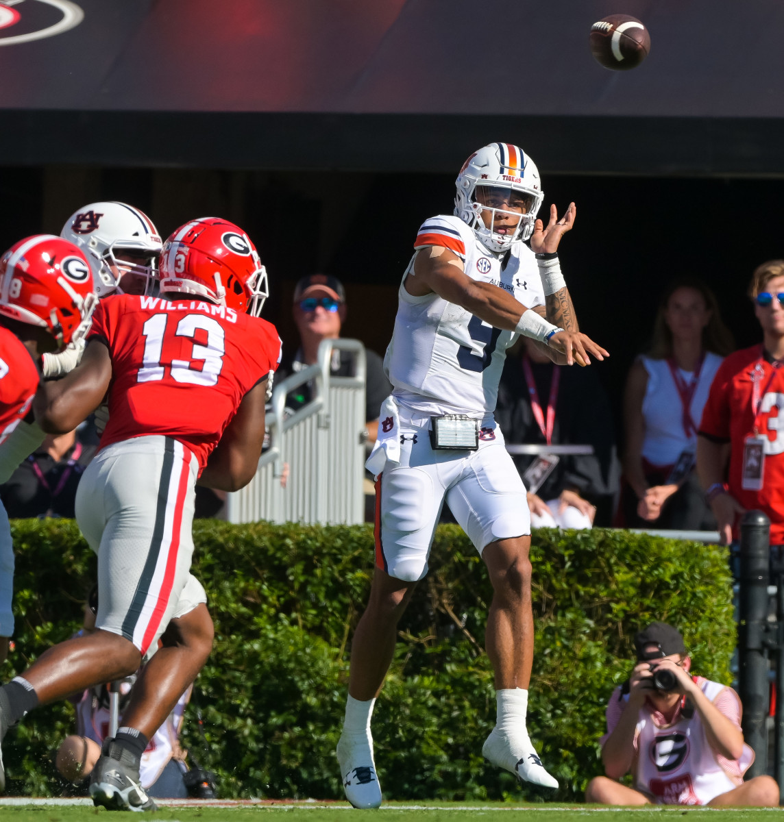 Robby Ashford throws a pass vs Georgia.