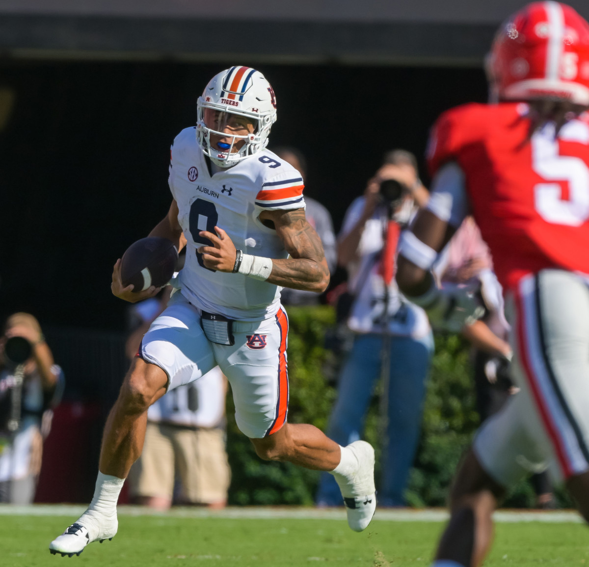 Robby Ashford carries the ball vs Georgia.