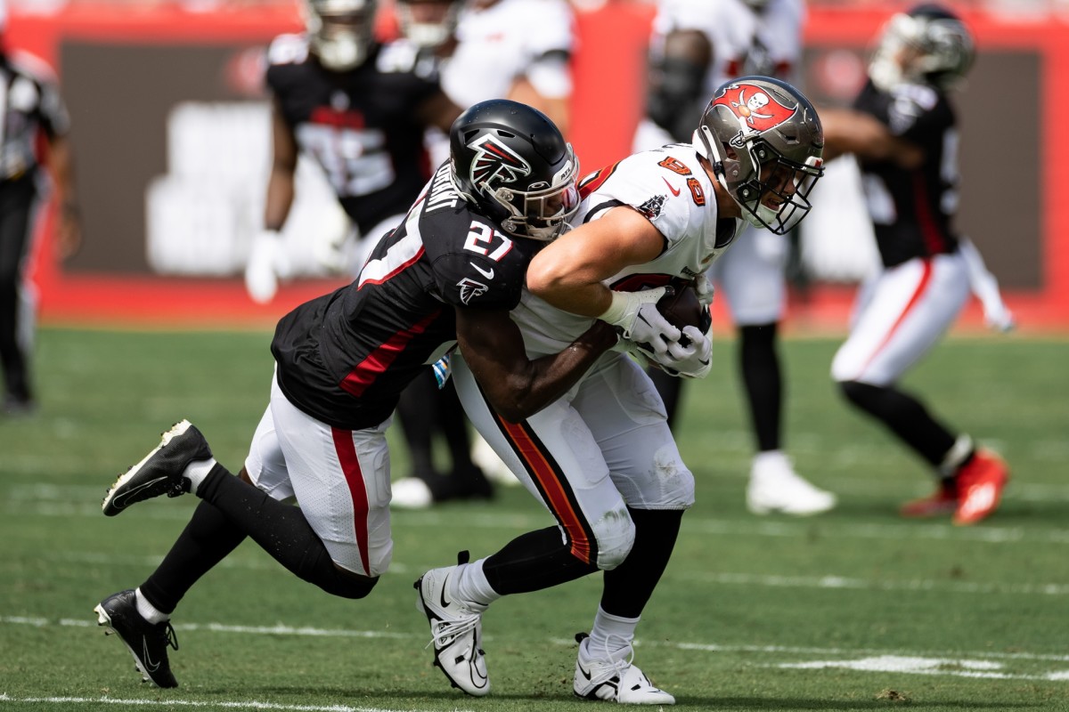 Cade Otton hauls in one of his 6 catches against Atlanta.