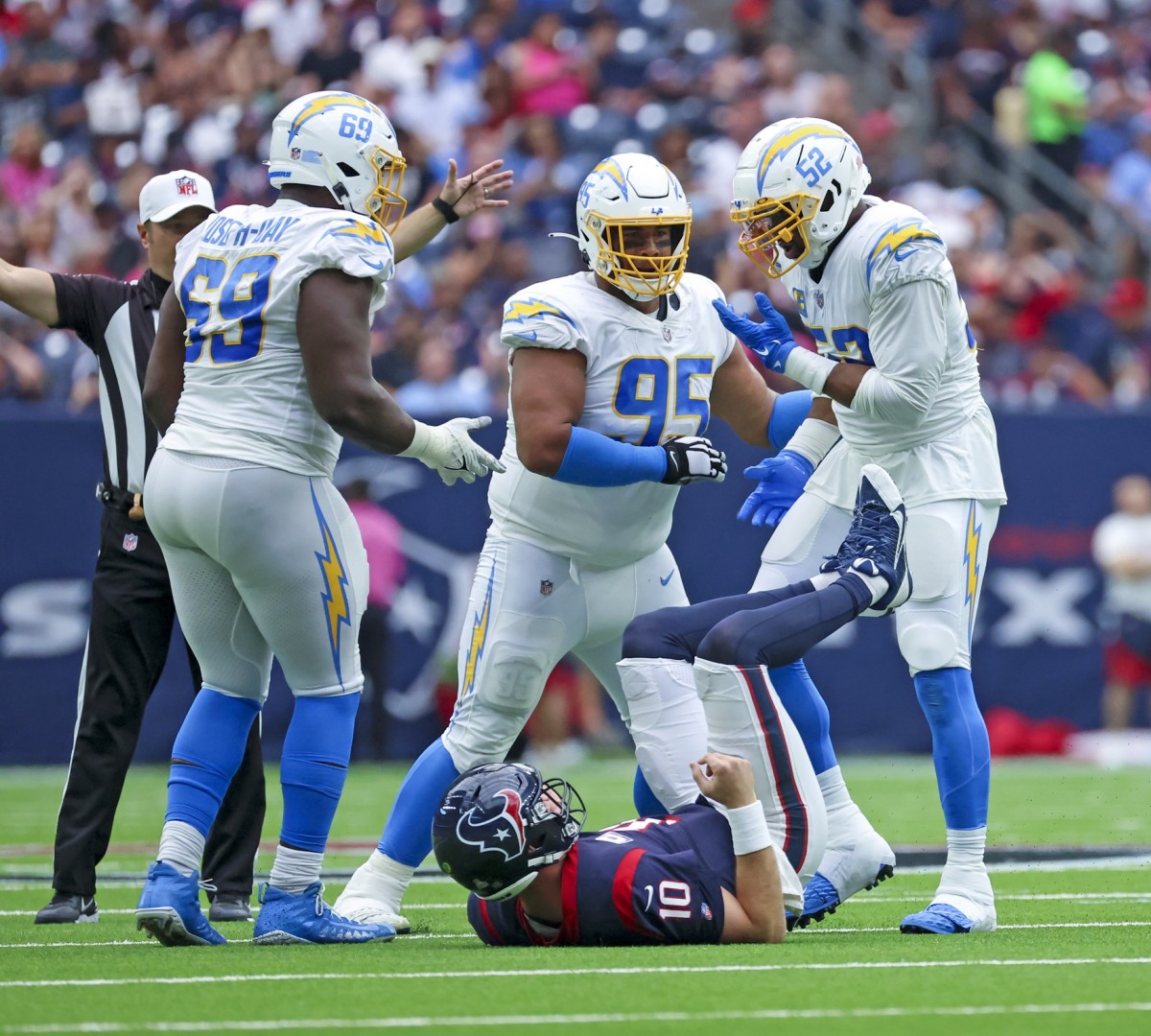 Denver Broncos Linebacker Aaron Patrick (94) warms up before playing against  the Los Angeles Chargers in an NFL football game, Monday, Oct. 17, 2022, in  Inglewood, Calif. (AP Photo/Jeff Lewis Stock Photo - Alamy