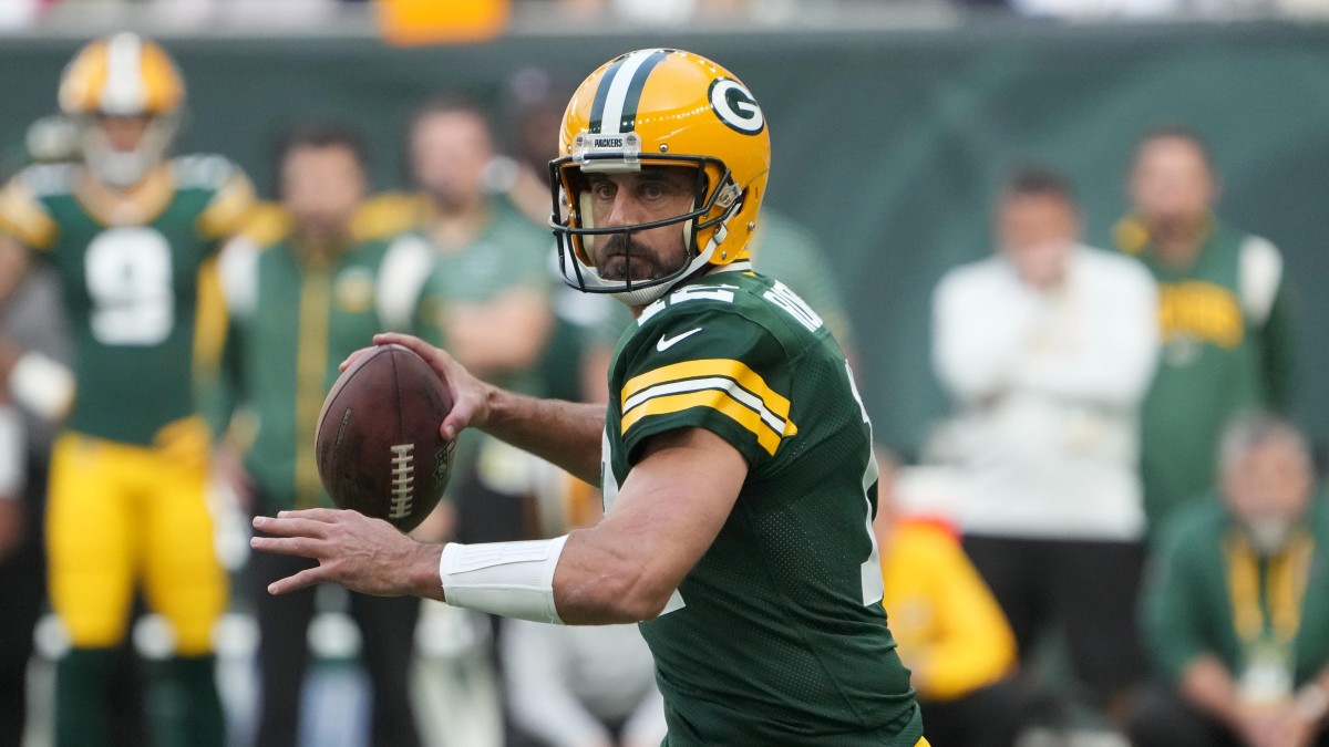 Miami. FL USA; Green Bay Packers quarterback Aaron Rodgers (12) drops back  to pass during an NFL game against the Miami Dolphins at the Hard Rock St  Stock Photo - Alamy