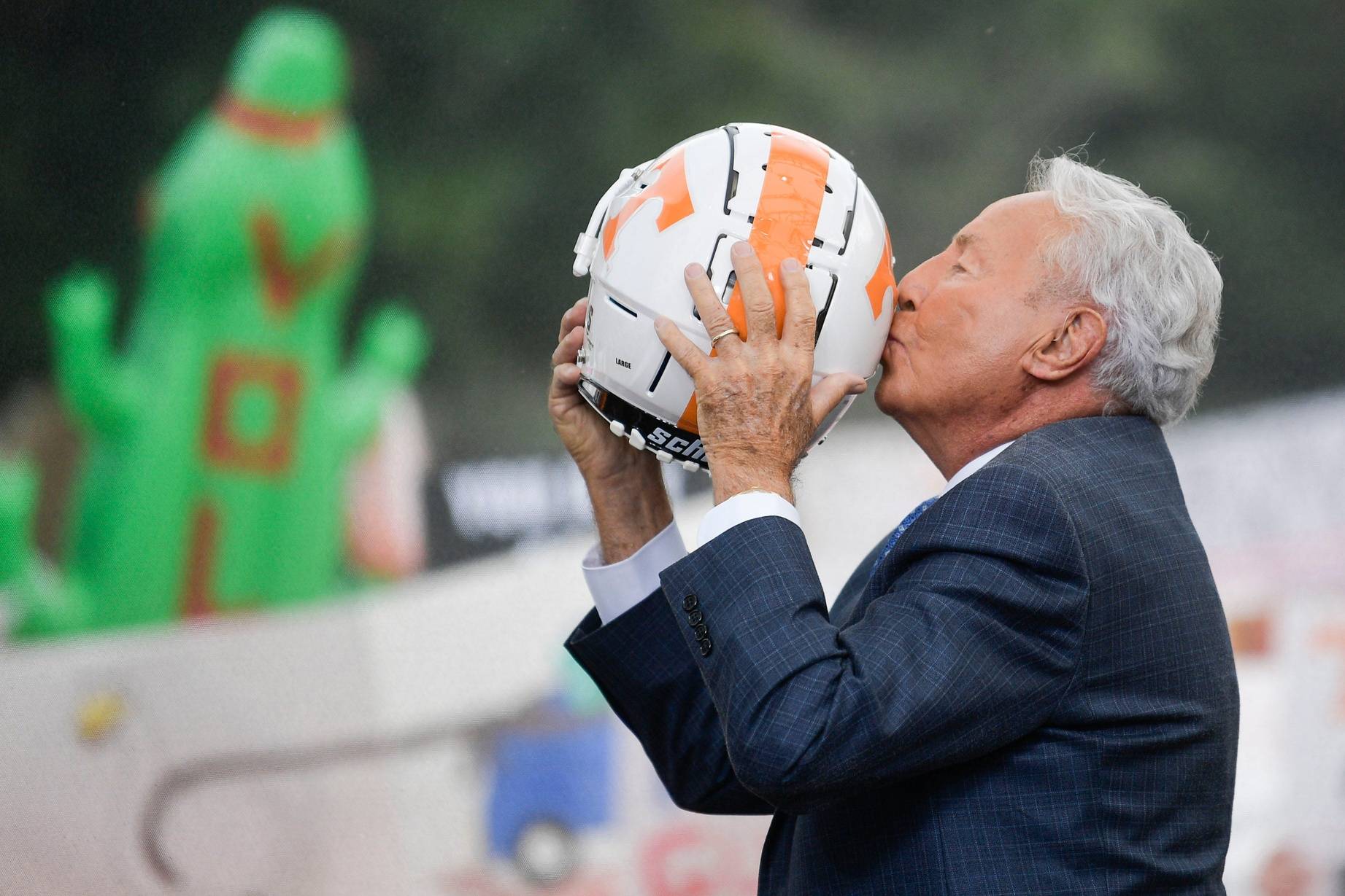 Lee Corso gets up and leaves the College GameDay set in the middle of ABC's  NFL Draft coverage