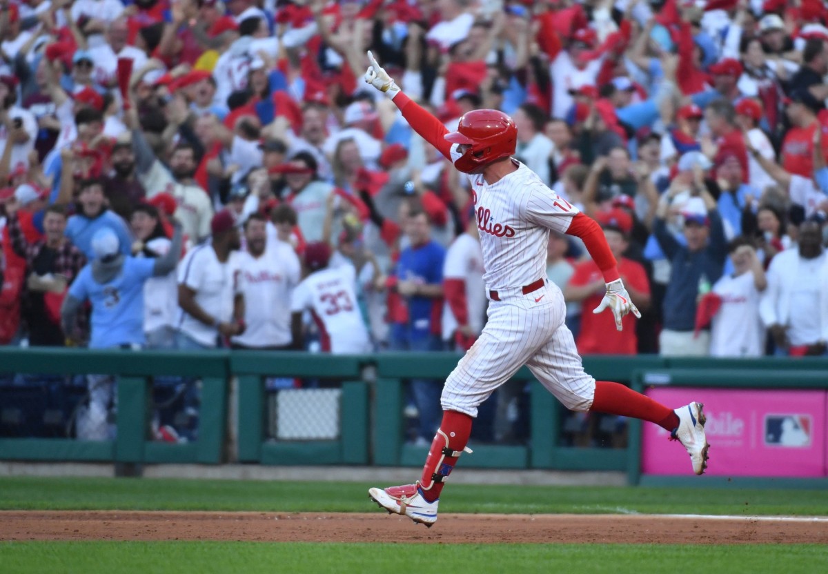 WATCH: Phillies' Rhys Hoskins Crushes Home Run, Spikes Bat in Game 3 of  NLDS - Fastball