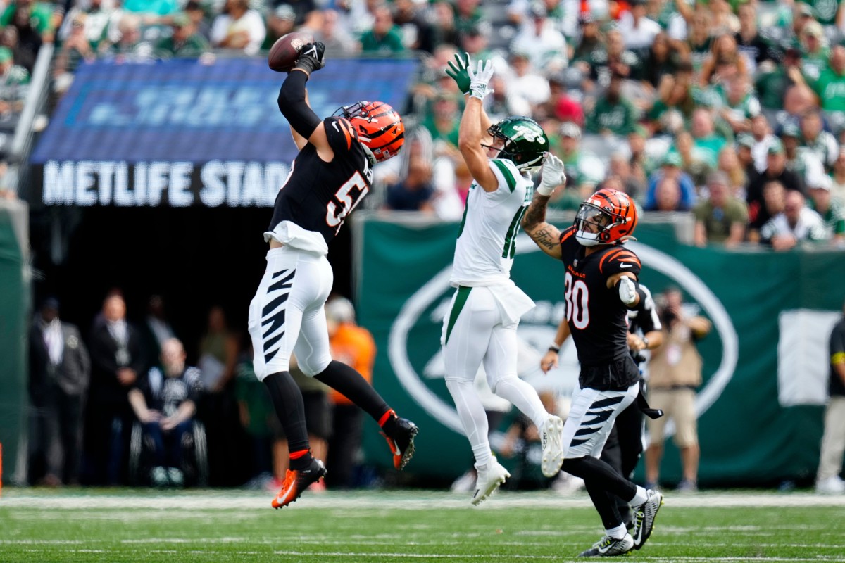 Cincinnati Bengals linebacker Logan Wilson (55) intercepts the