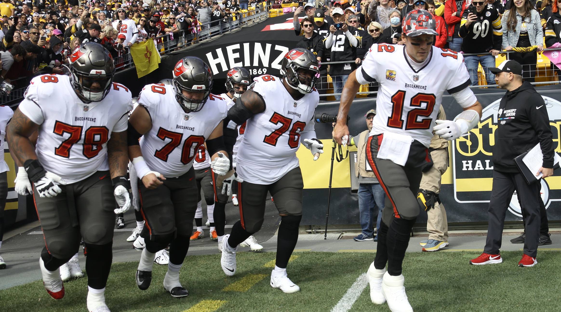 Tom Brady Freaks Out at Offensive Line During Bucs-Steelers