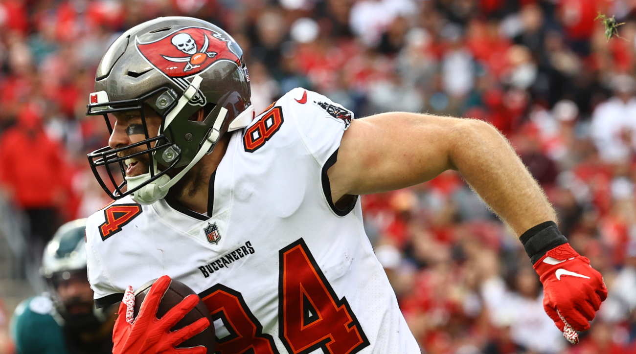 Buccaneers Tight End Cameron Brate Diagnosed With Sprained Neck - Sports  Illustrated