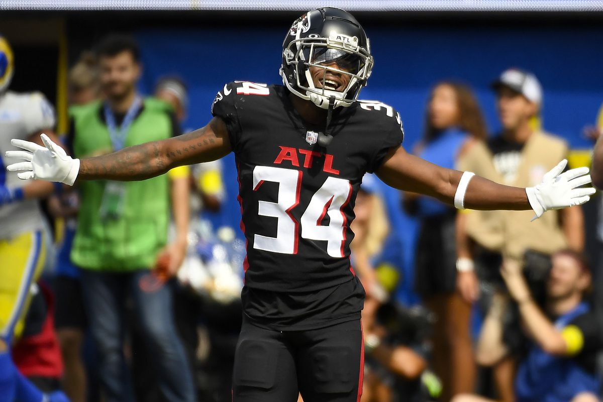 CHARLOTTE, NC - NOVEMBER 10: Atlanta Falcons corner back Darren