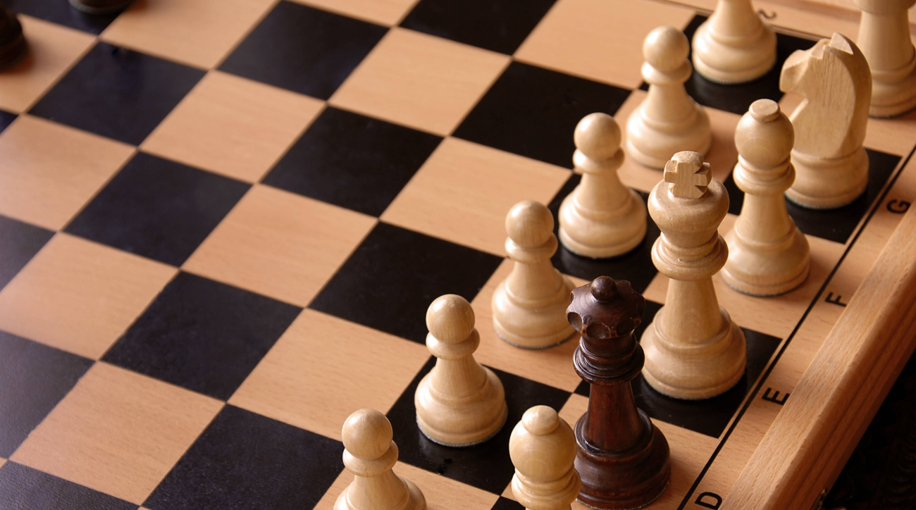 Hans Niemann intente une action en justice de 100 millions de dollars pour des allégations de tricherie aux échecs