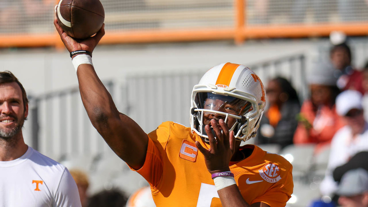 Tennessee quarterback Hendon Hooker (5)watches as his team warms