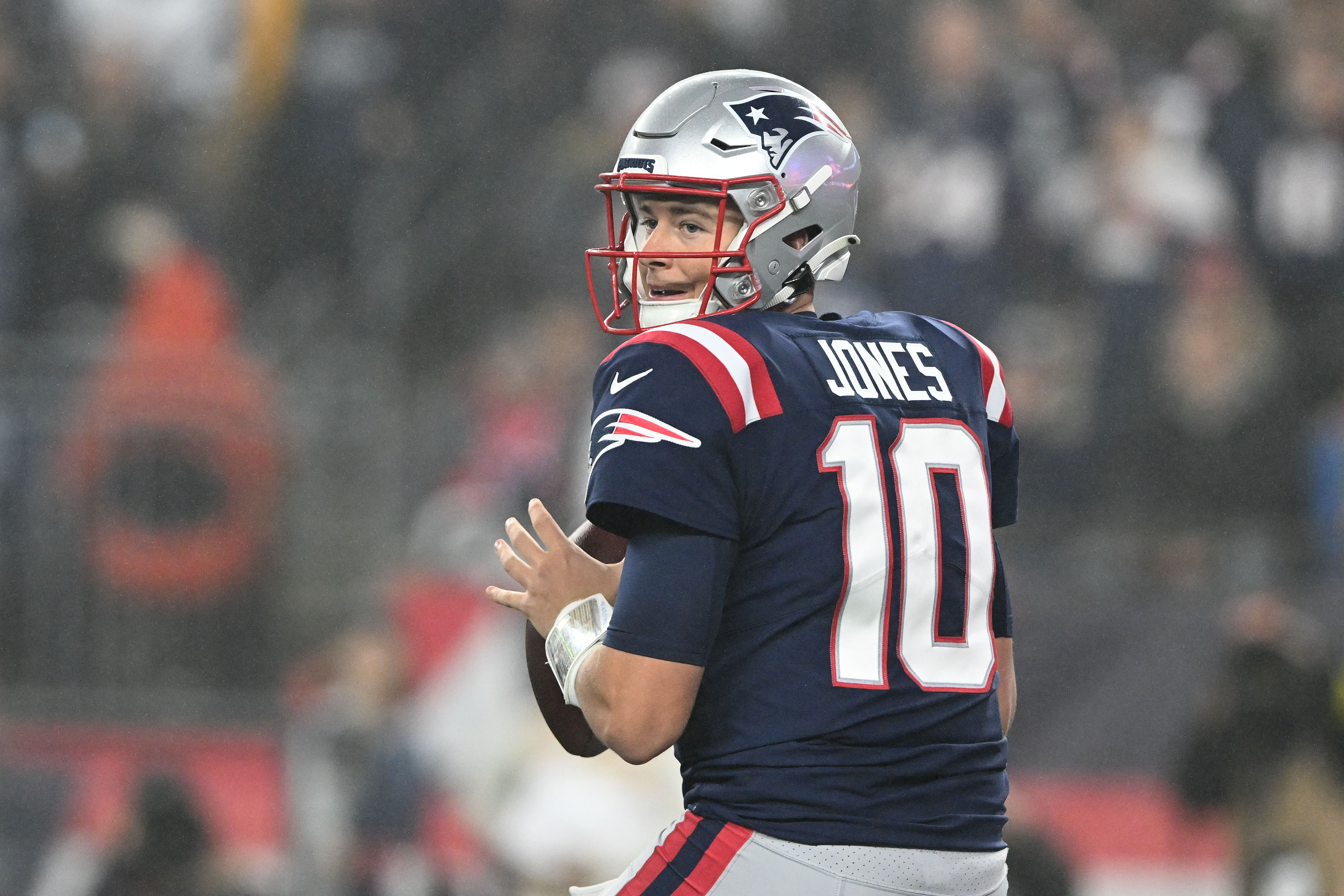 Patriots vs. Bears score: Justin Fields spoils Bailey Zappe's return to  lineup as Chicago rolls to 'MNF' upset 