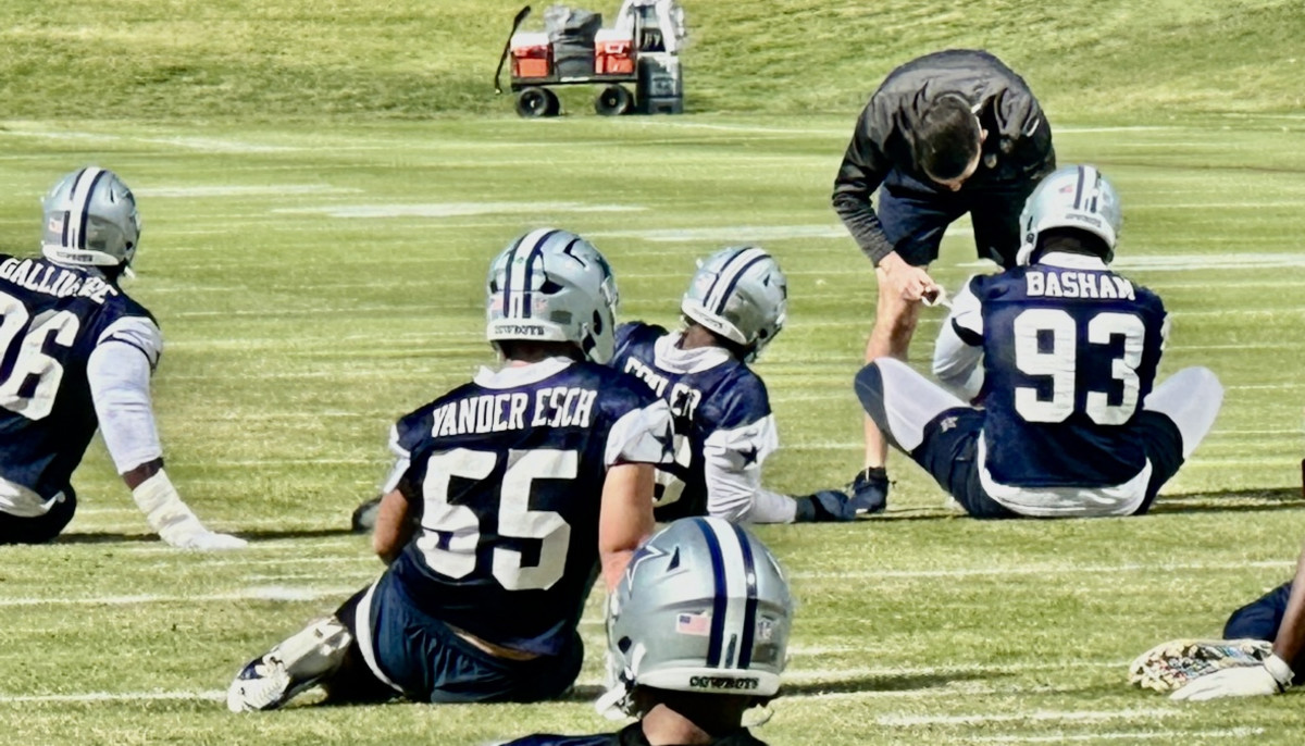 Barash]Neville Gallimore hypes up Ezekiel Elliott ahead of Cowboys' 2022  season : r/cowboys