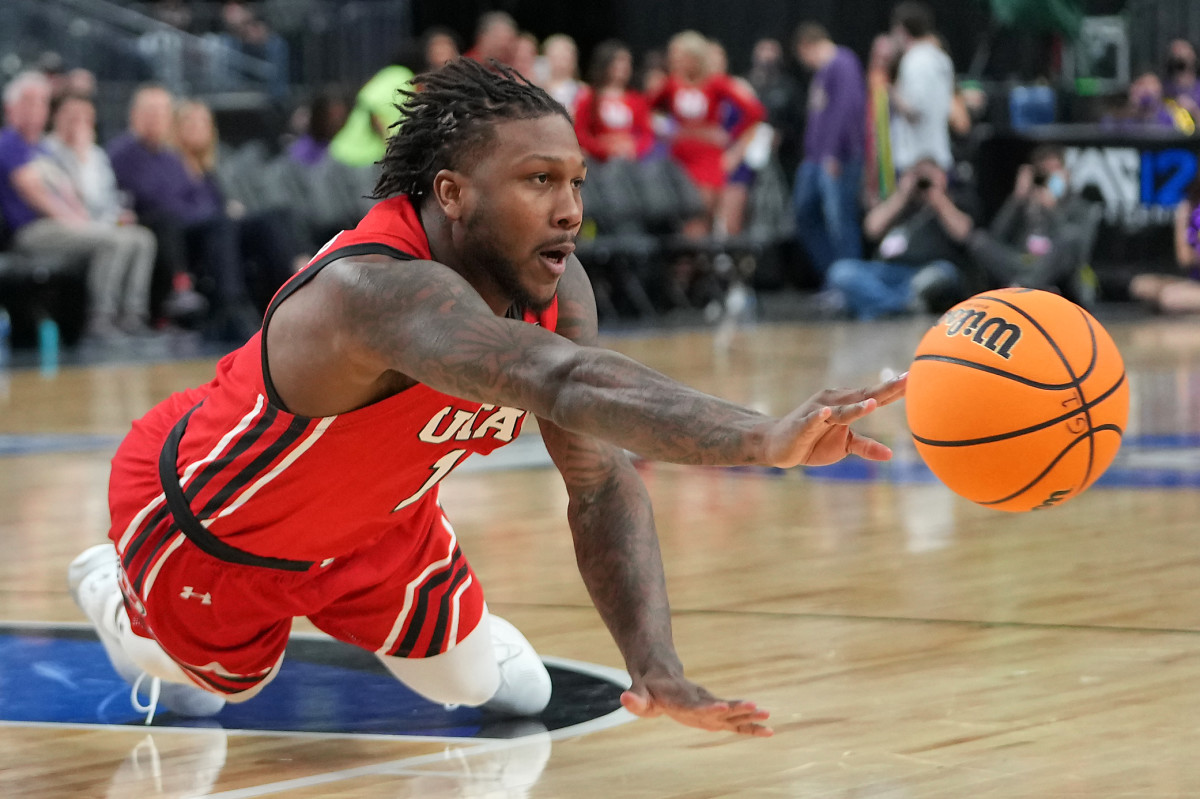 Utah Utes guard David Jenkins Jr. (1) passes the ball during the second half against the Washington Huskies at T-Mobile Arena