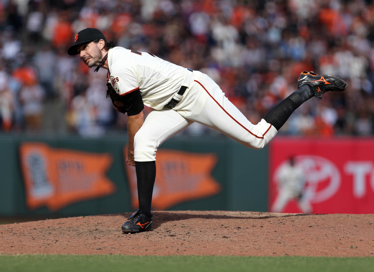 SF Giants pitcher Barry Zito throws a pitch. (2013)