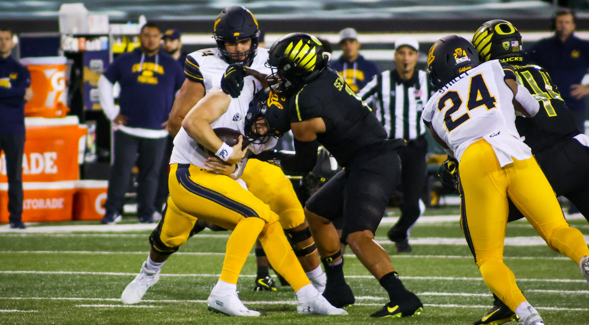 Noah Sewell tackles quarterback Chase Garbers in a game against the California Golden Bears.