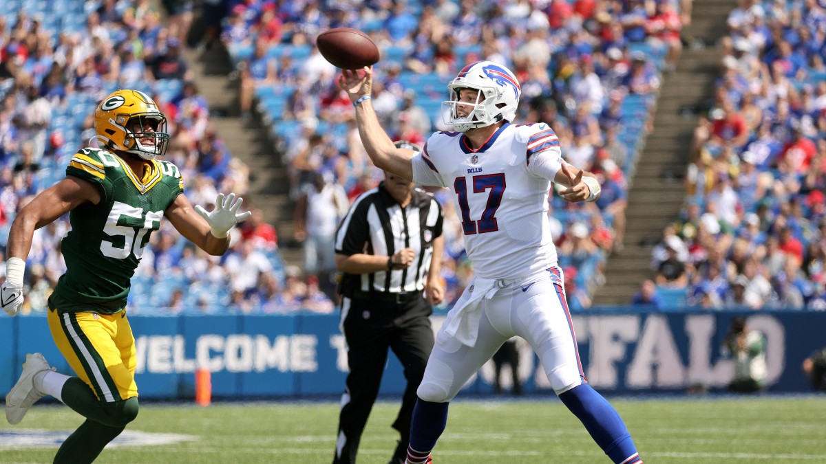 Green Bay, WI, USA. 30th Sep, 2018. Buffalo Bills quarterback Josh Allen  #17 drops back to pass during the NFL Football game between the Buffalo  Bills and the Green Bay Packers at