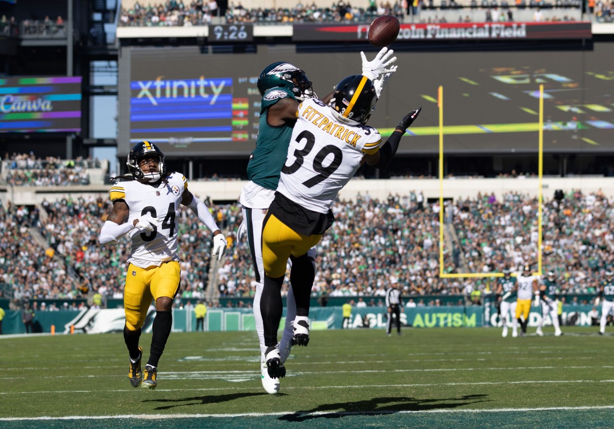 Eagles warm up prior to game against Steelers