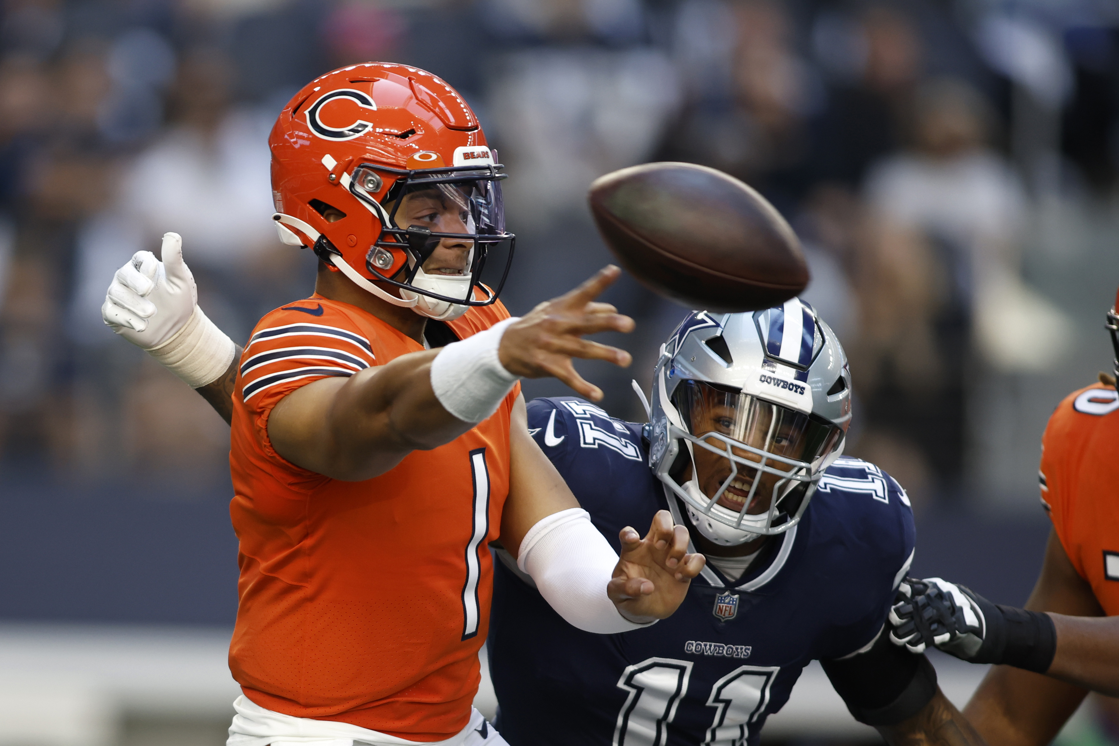 LOOK: Cowboys' Micah Parsons shows off athleticism on wild fumble return  for TD against Bears 