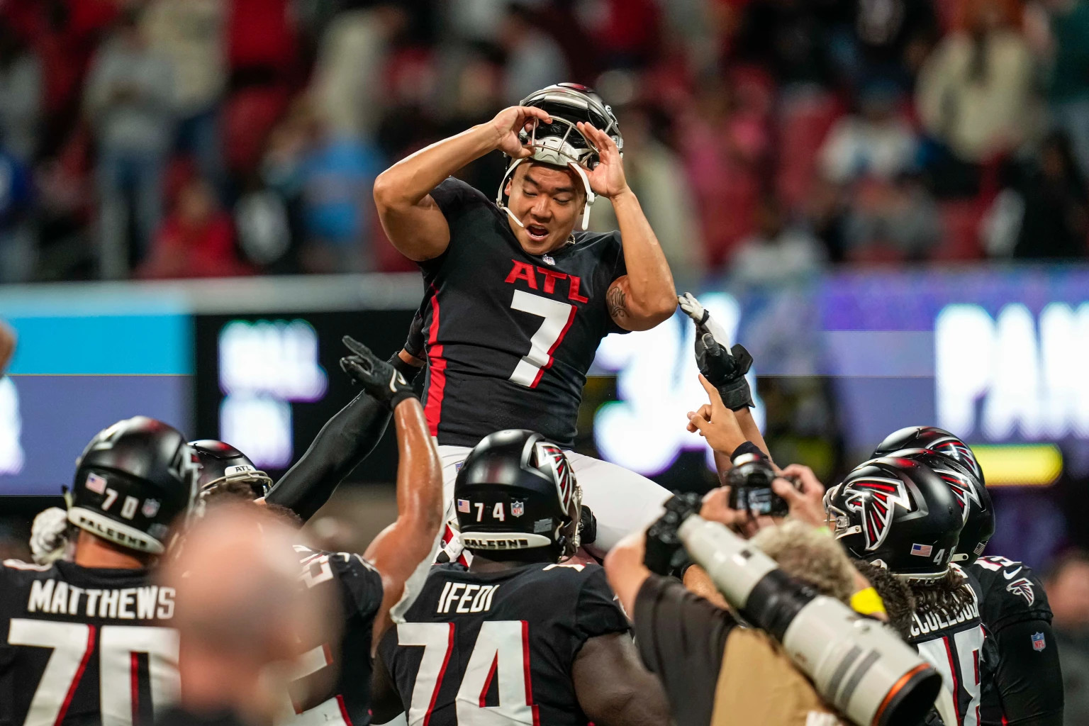 Atlanta Falcons place kicker Younghoe Koo (7) celebrates with Atlanta  Falcons long snapper Liam McCullough (48) after Koo's field goal against  the Chicago Bears during the second half of an NFL football