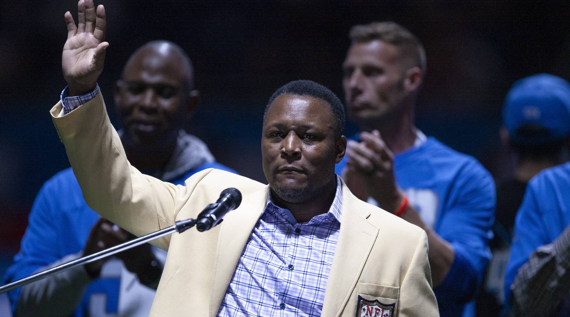 PHOTOS: First look at the new Barry Sanders statue at Ford Field - Pride Of  Detroit