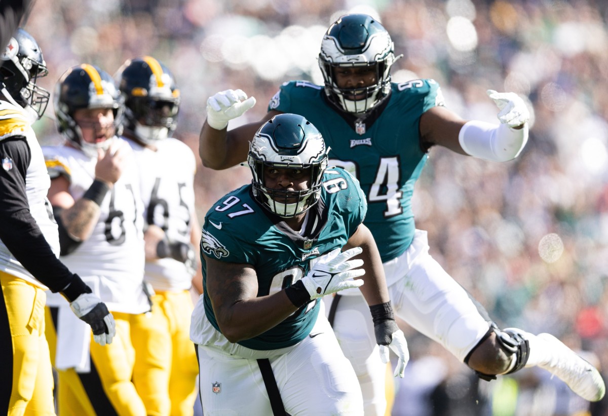 Hurts, Brown power unbeaten Eagles past Steelers 35-13