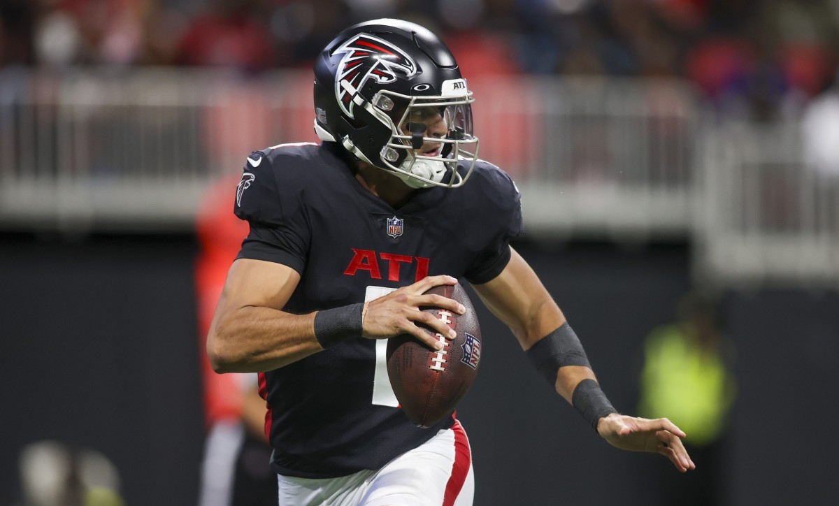 November 05, 2018:.Tennessee Titans quarterback Marcus Mariota (8)  scrambles for a first down during an NFL football game between the  Tennessee Titans and Dallas Cowboys at AT&T Stadium in Arlington, Texas.  Manny