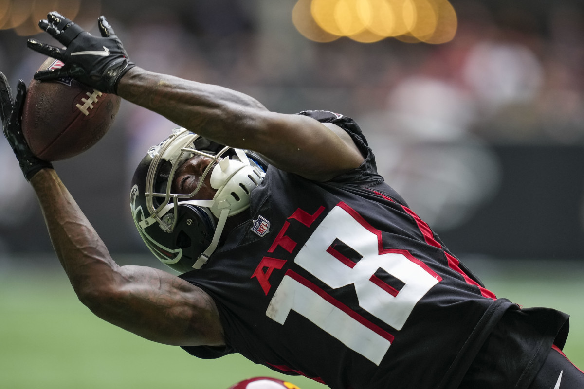 Atlanta Falcons wide receiver Calvin Ridley (18) tries to catch a pass against the Washington Football Team during the second half at Mercedes-Benz Stadium.