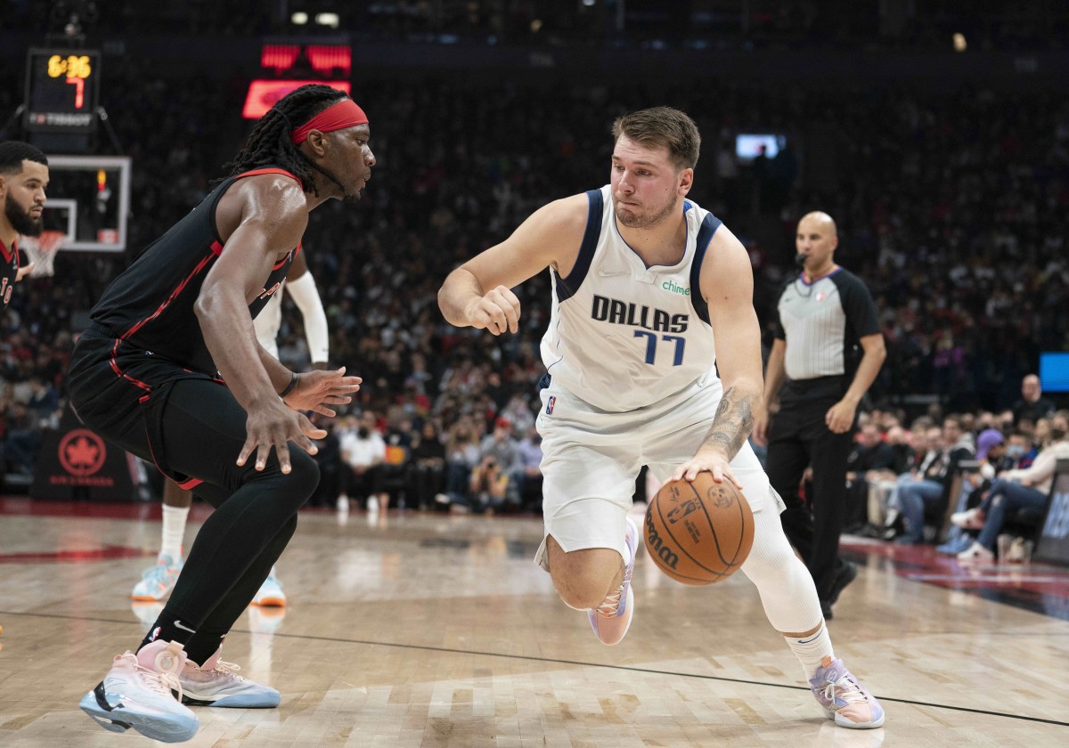 Торонто рэпторс даллас маверикс 29 февраля. Dallas Mavericks. Toronto Raptors Dallas Mavericks picture. Campazzo Doncic Dallas Mavericks. Как выглядит Далас Хопстон фуф и Ченс.