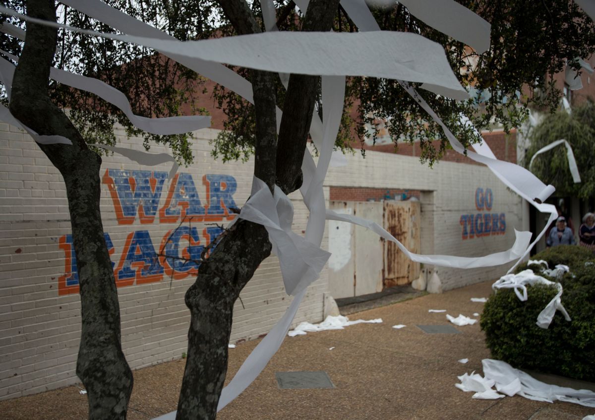 Auburn fans celebrate the men's basketball elite eight victory at Toomer's Corner in Auburn, Ala., on Sunday, March 31, 2019. Jc Toomers 17