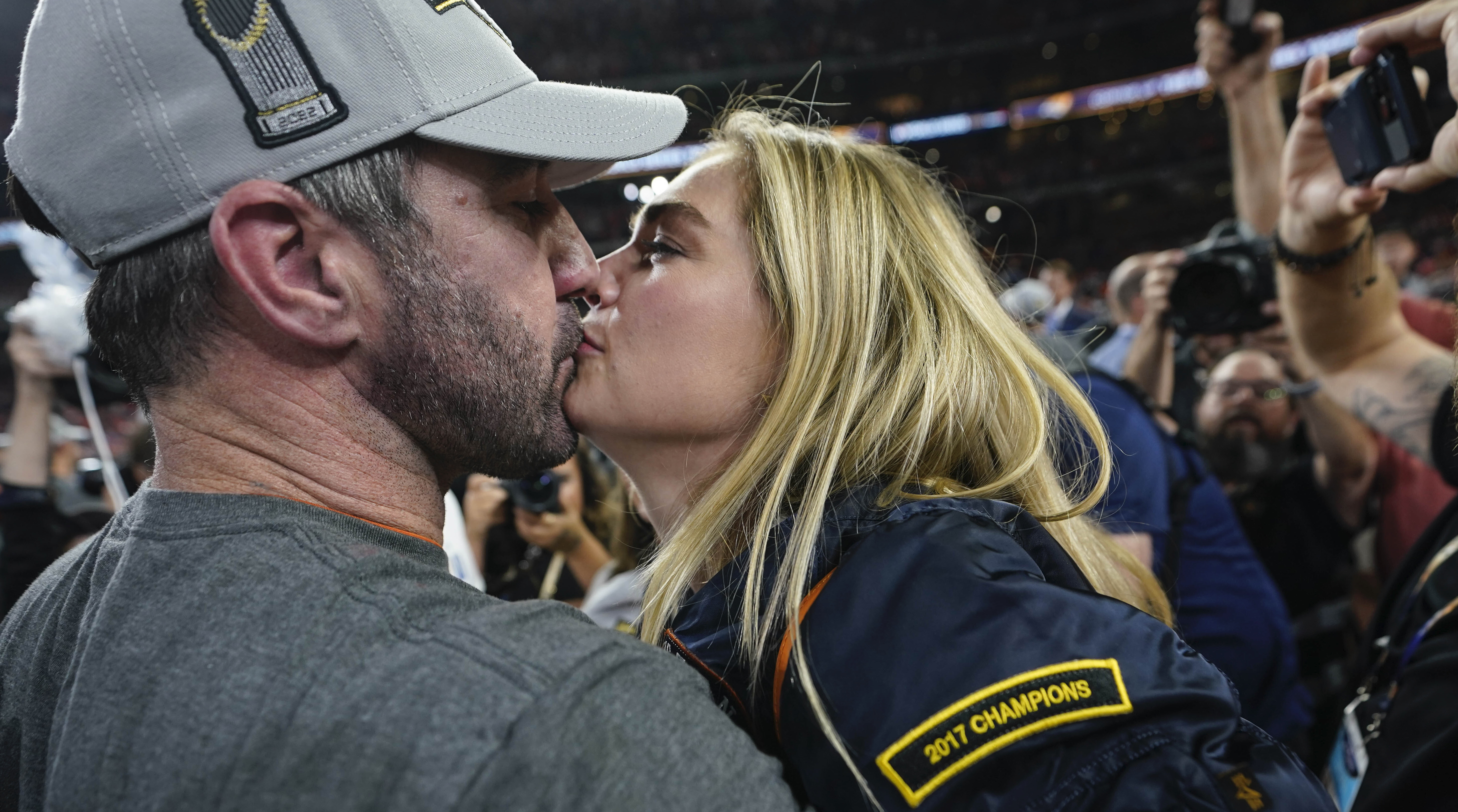 Kate Upton, Justin Verlander kiss after Astros World Series win