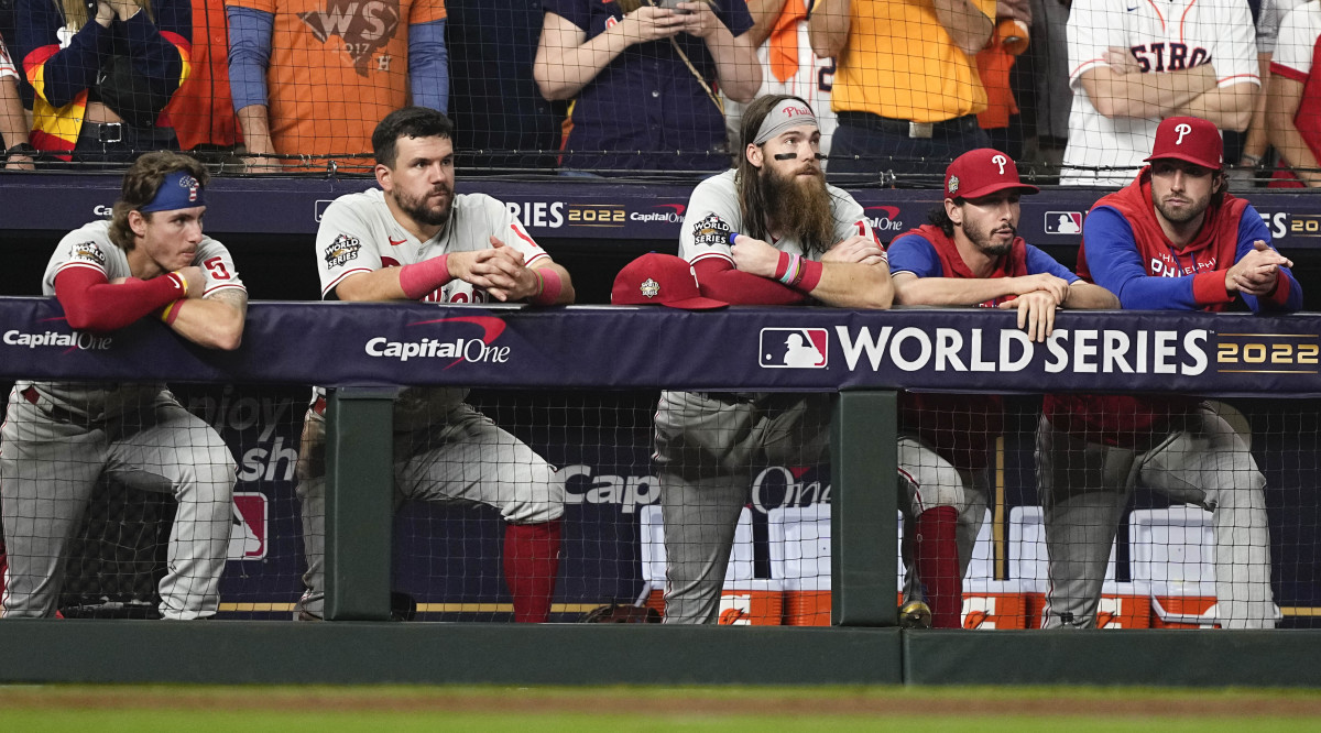 Phillies fan runs on field while Astros batting in World Series