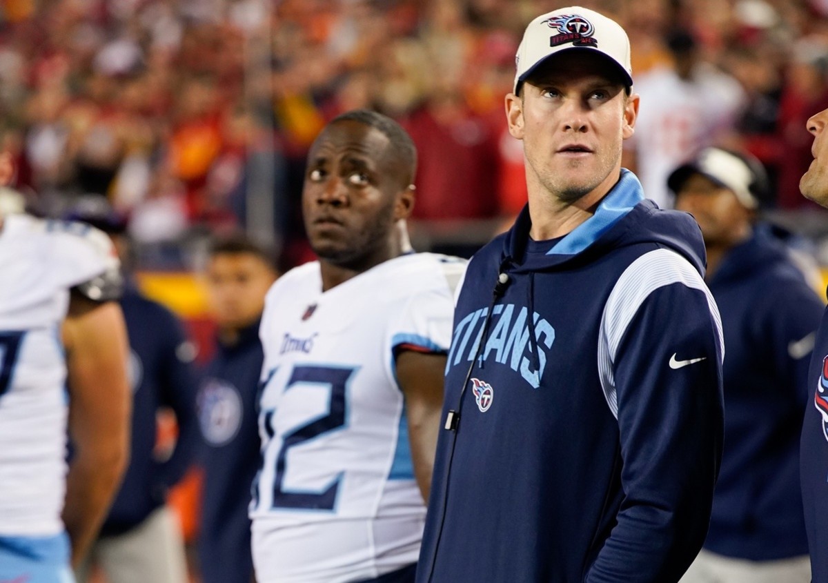 Tennessee Titans quarterback Ryan Tannehill (17) warms up with