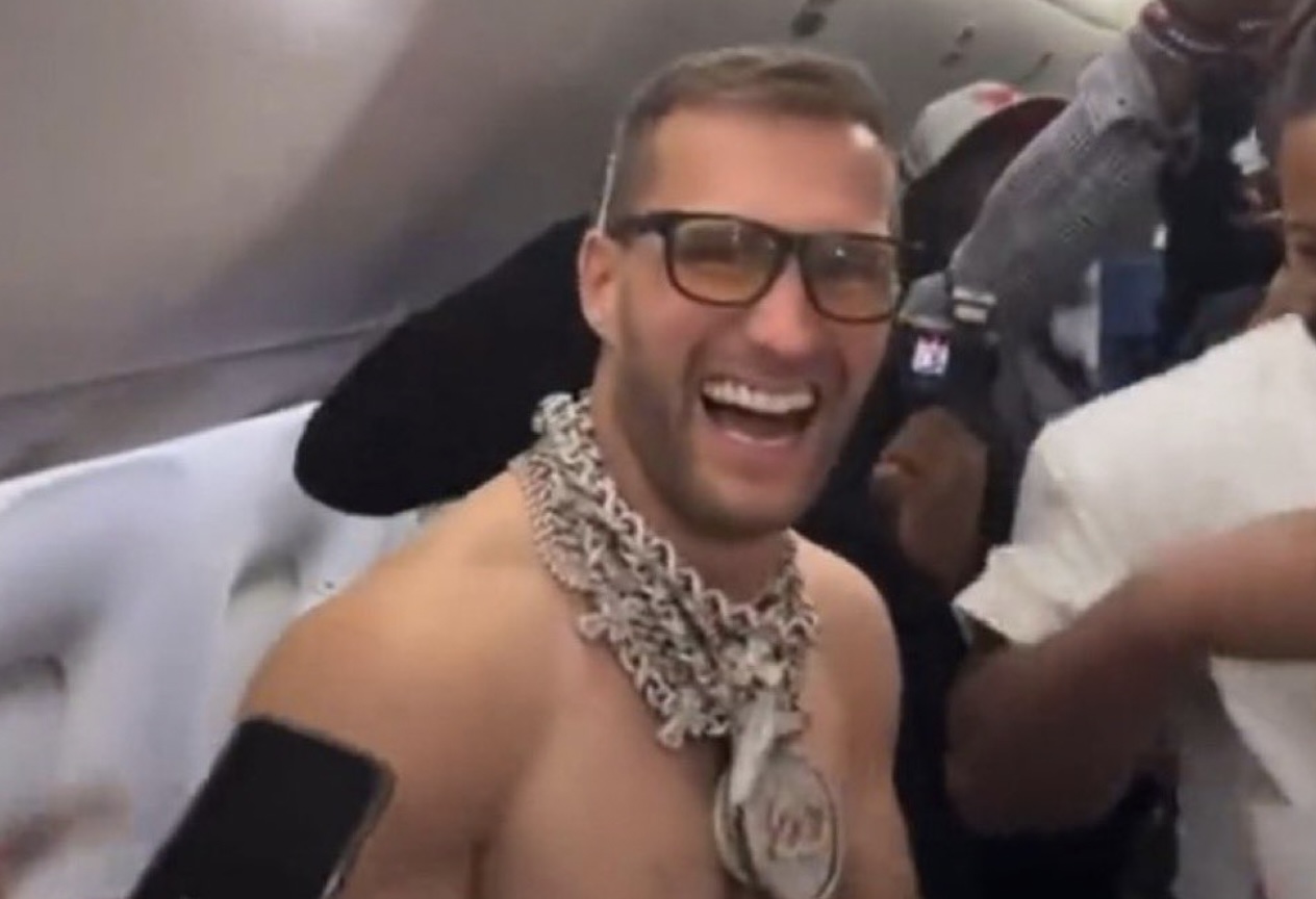 Kirk Cousins rocking a big chain and the Vikings are 5-1