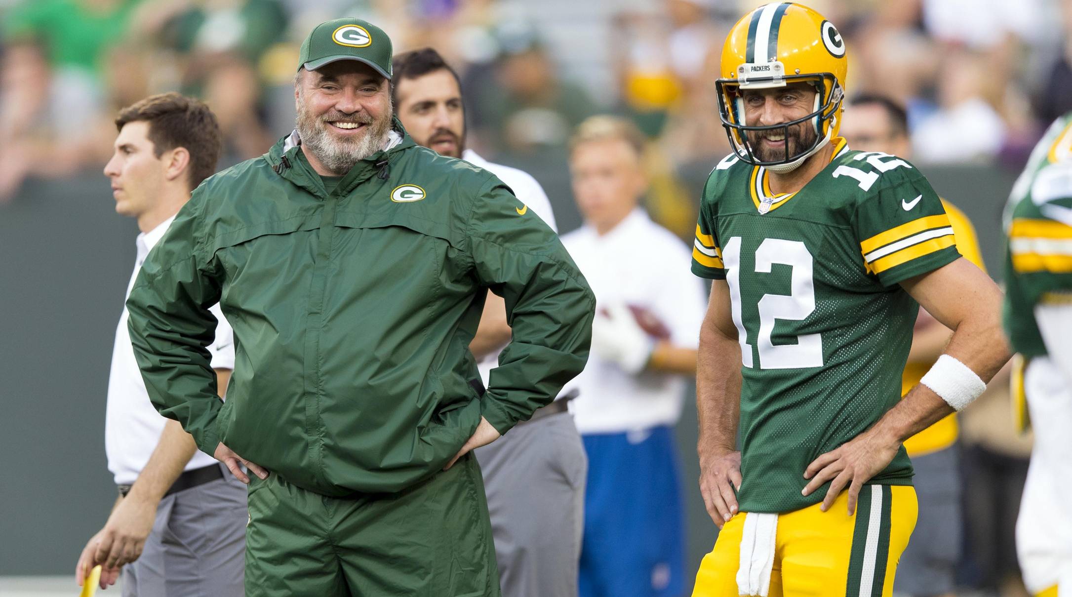 Aaron Rodgers, Mike McCarthy share hug before Cowboys-Packers