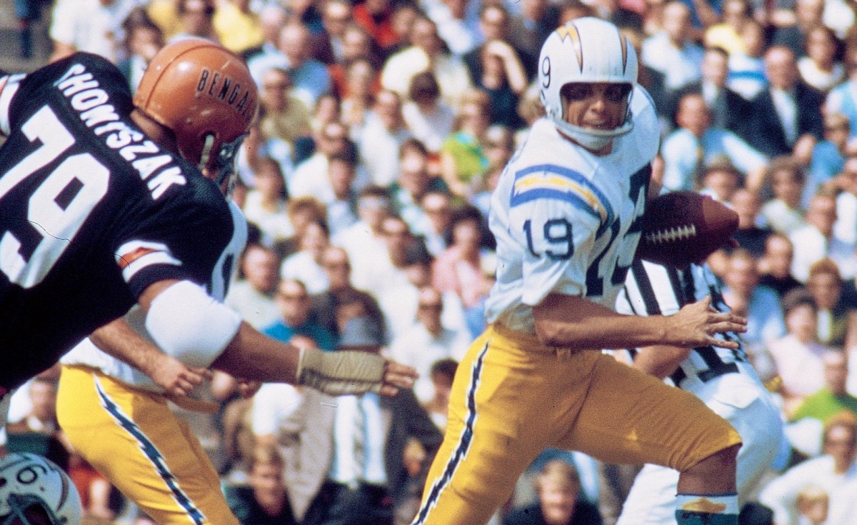 Former San Diego Chargers player Lance Alworth speaks during a