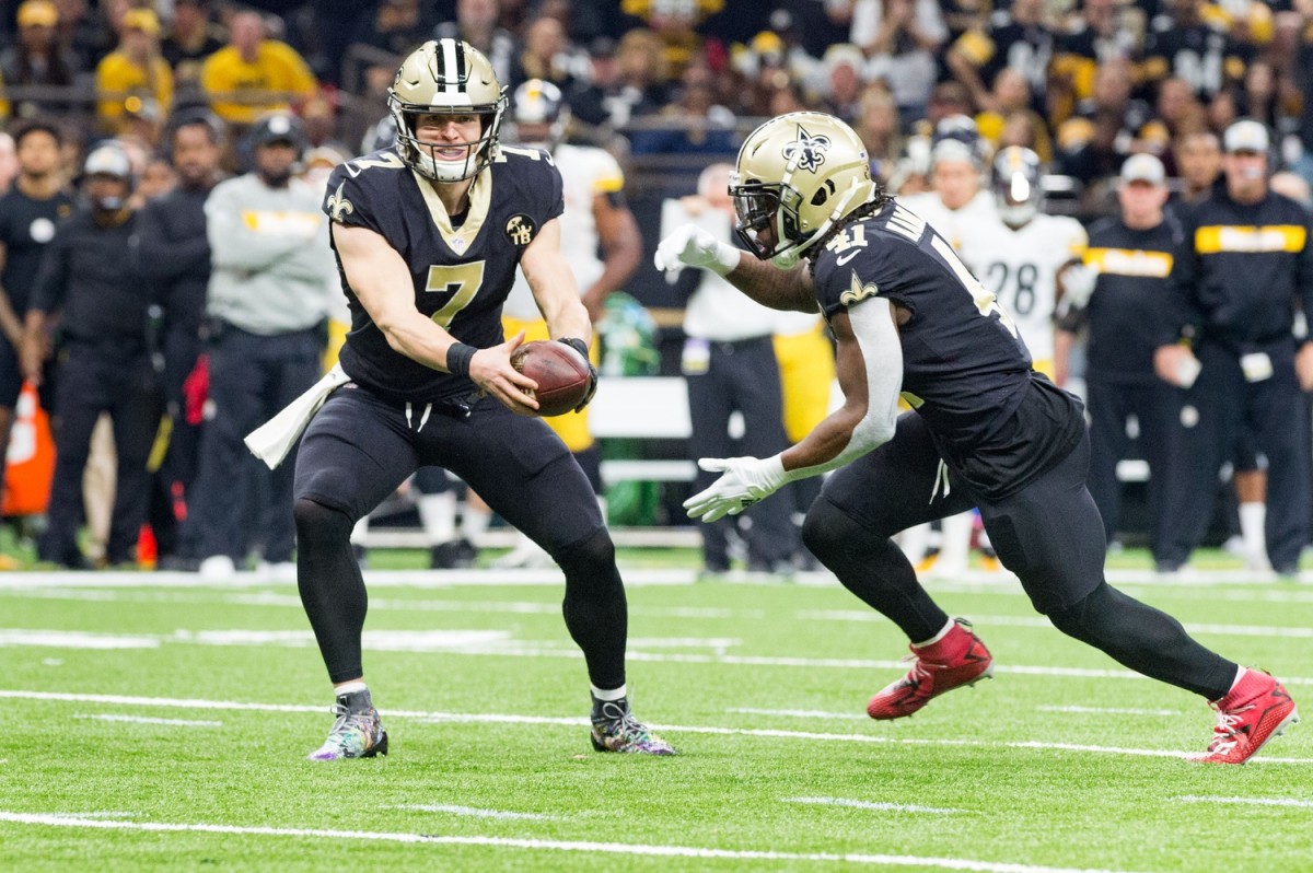 PITTSBURGH, PA - NOVEMBER 13: New Orleans Saints running back Alvin Kamara  (41) looks on while lined up in the backfield during the national football  league game between the New Orleans Saints